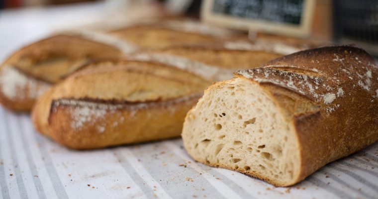 Knoblauchbaguette mit Hähnchen und Käse