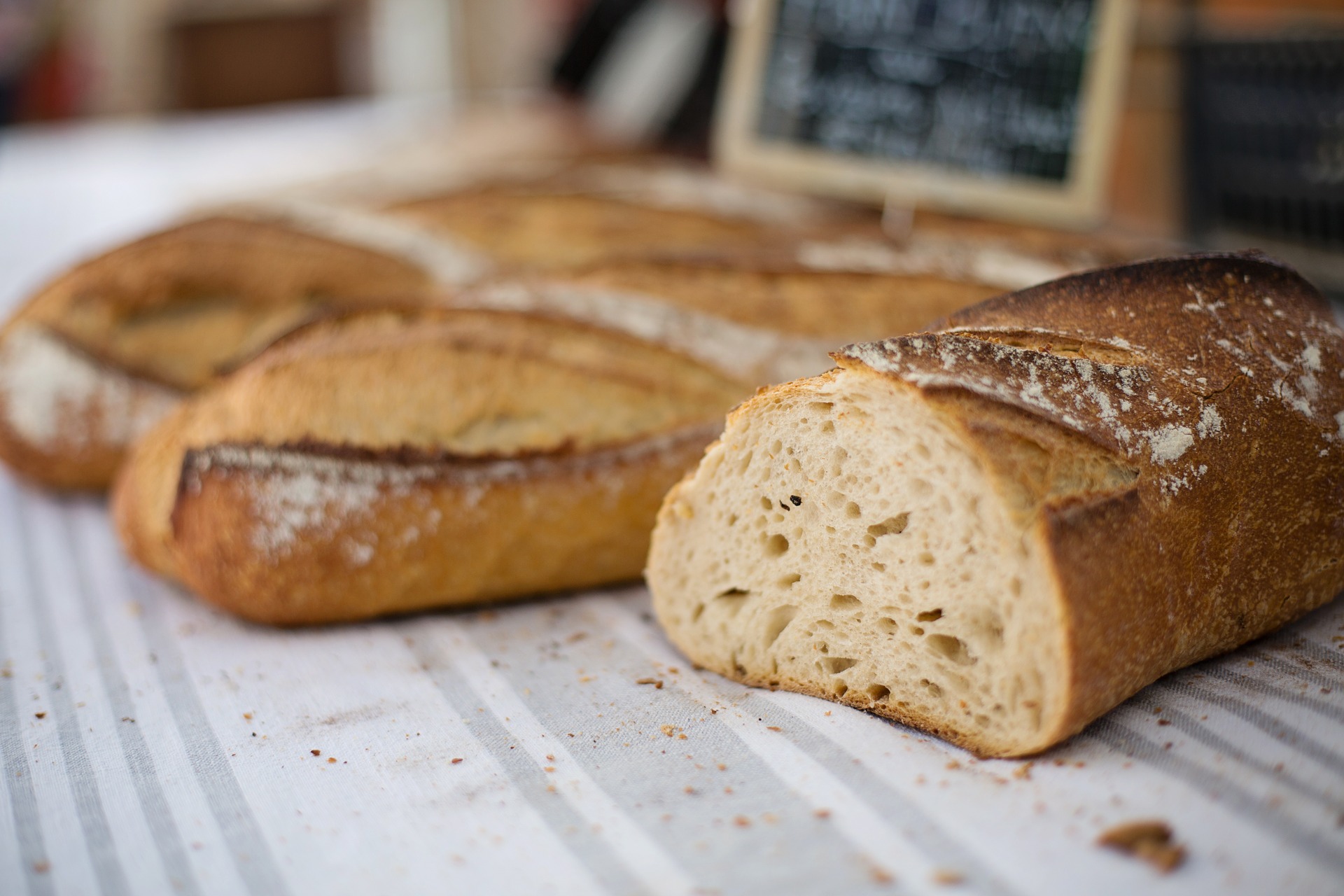 Knoblauchbaguette mit Hähnchen und Käse - Lekker Schmekker