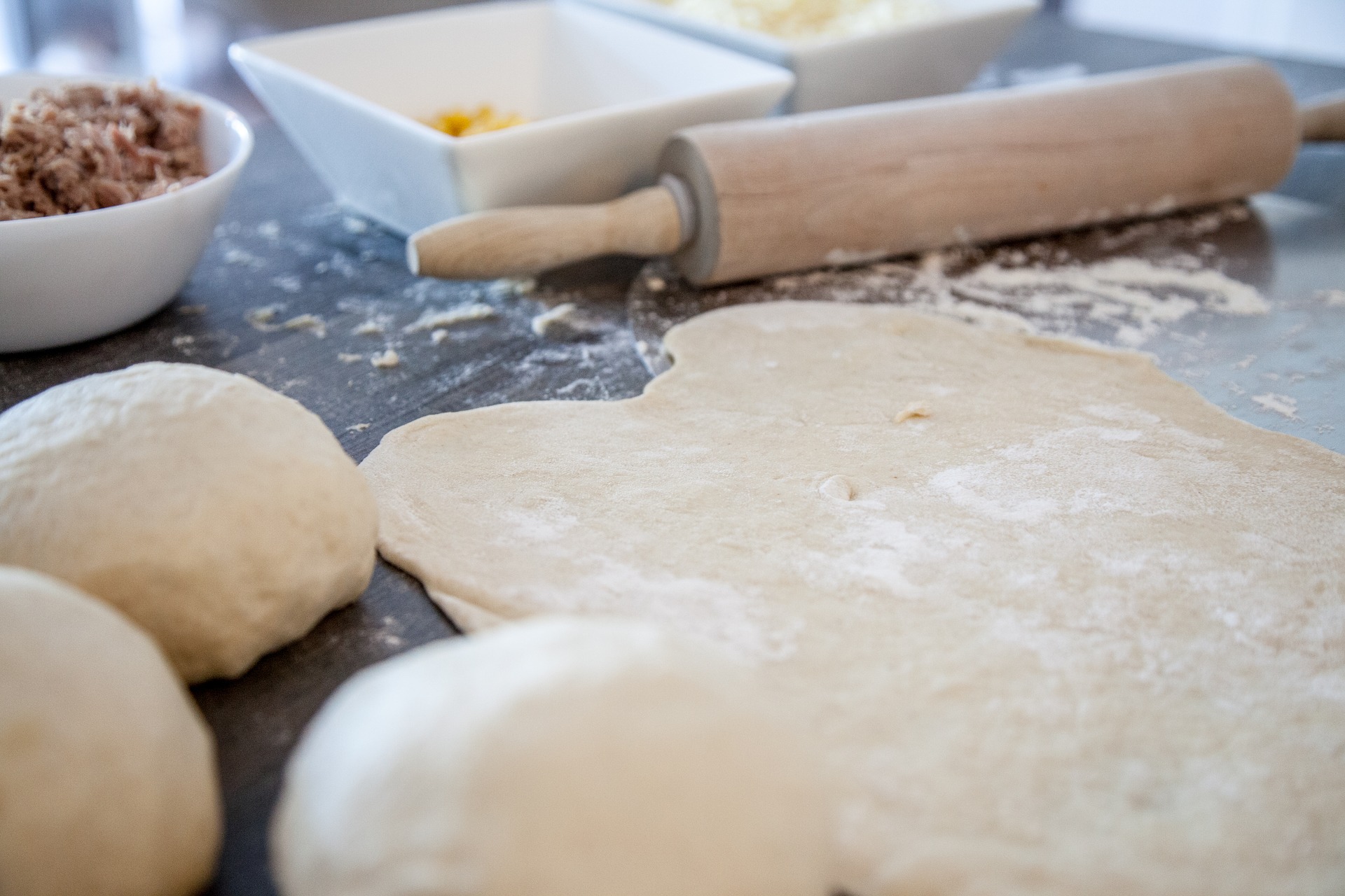 Dinkel Pizzateig - Gesund und zuckerfrei - lekkerschmekker.de