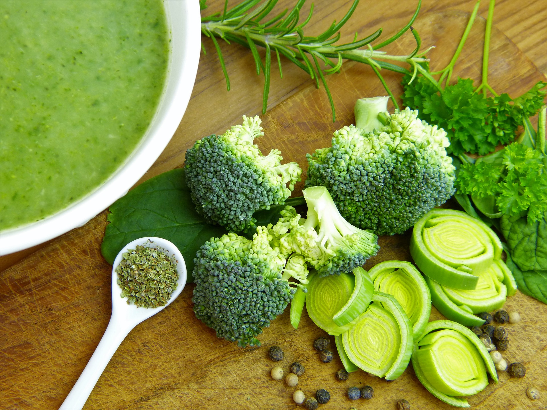 Brokkolisuppe mit Currysahne