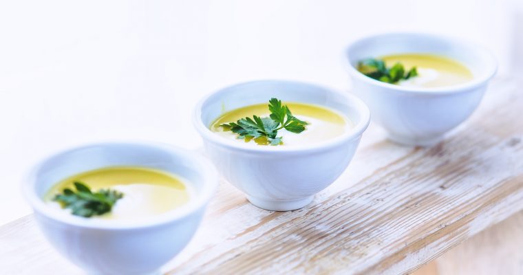 Pikante Weinsuppe mit Zimt-Croutons