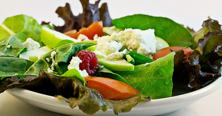 Gebackener Ziegenkäse im Speckmantel auf fruchtigem Salat mit Honig-Senf-Vinaigrette