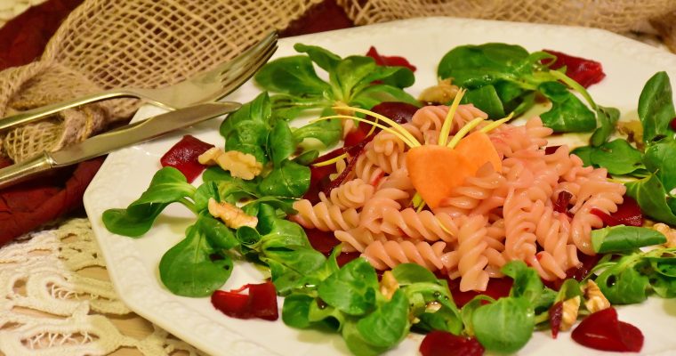 Rote Linsennudeln aglio e olio mit Avocadosalat