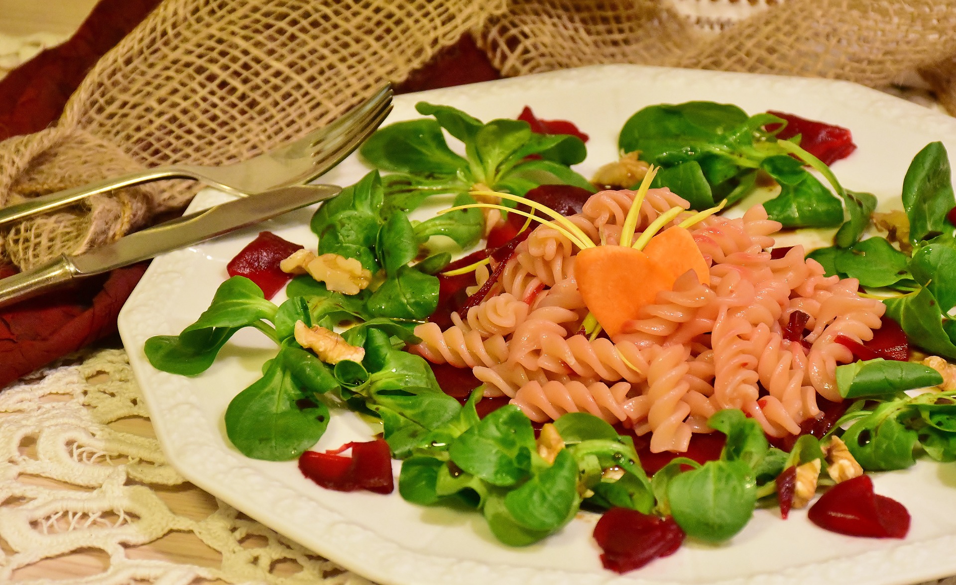 Rote Linsennudeln aglio e olio mit Avocadosalat