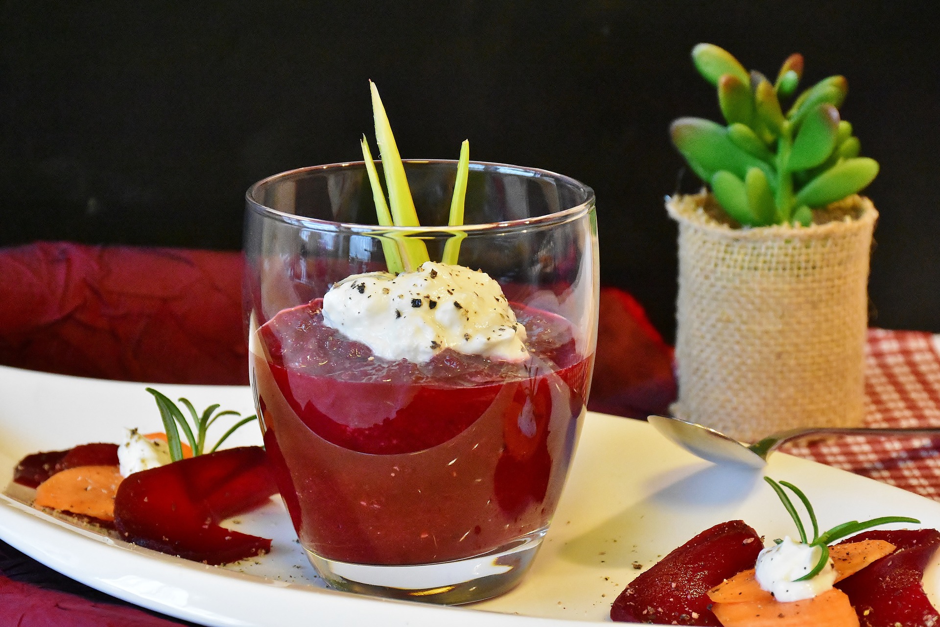 Rote-Bete-Suppe mit Sauerrahm - Lekker Schmekker