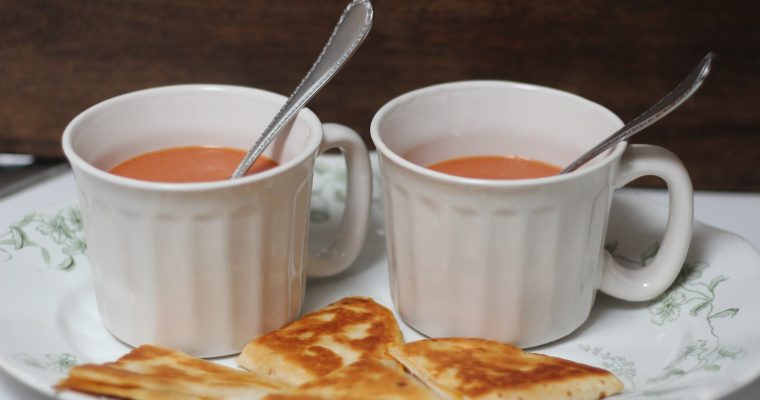 Cremige Tomatensuppe mit gegrilltem Käsesandwich