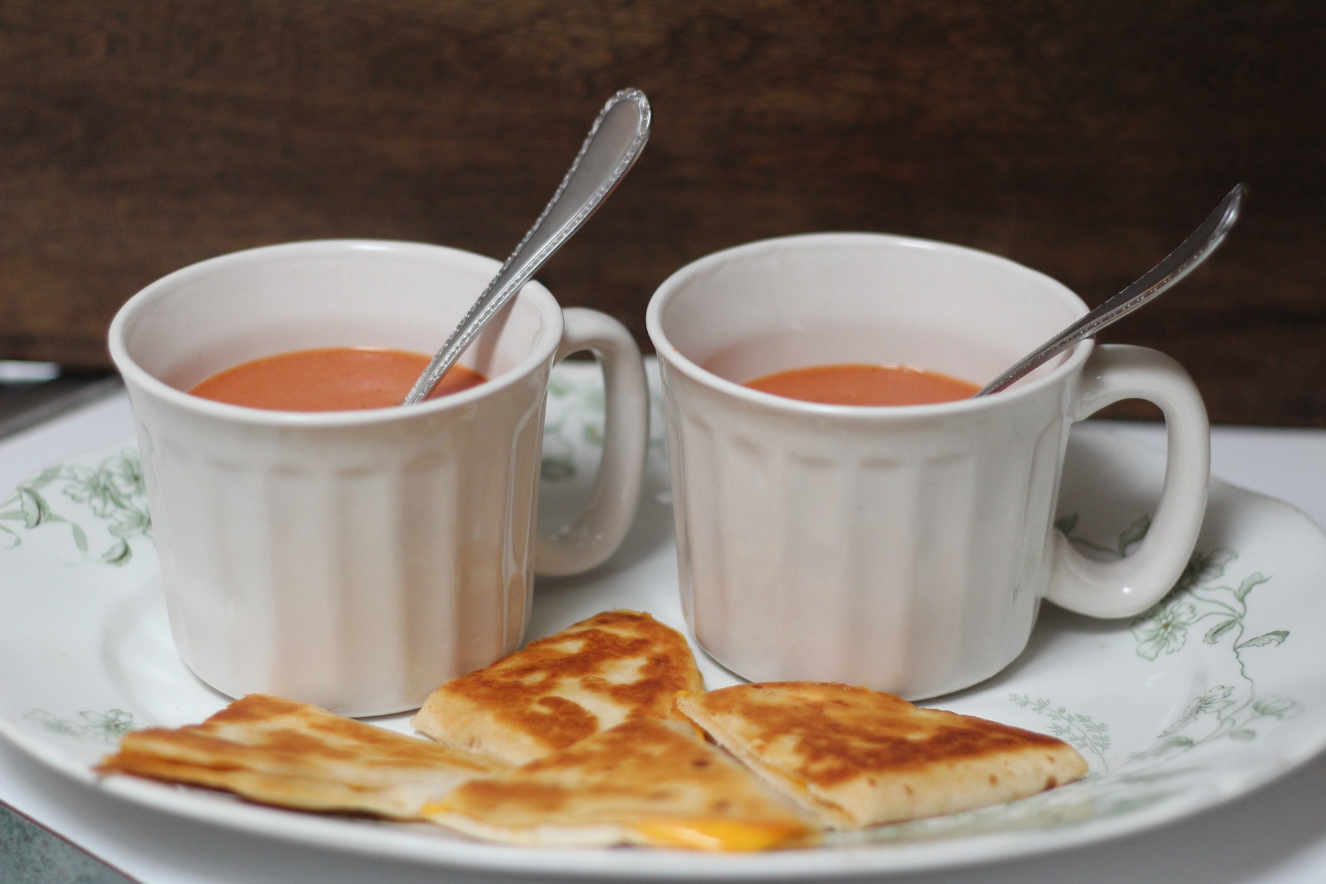 Cremige Tomatensuppe mit gegrilltem Käsesandwich