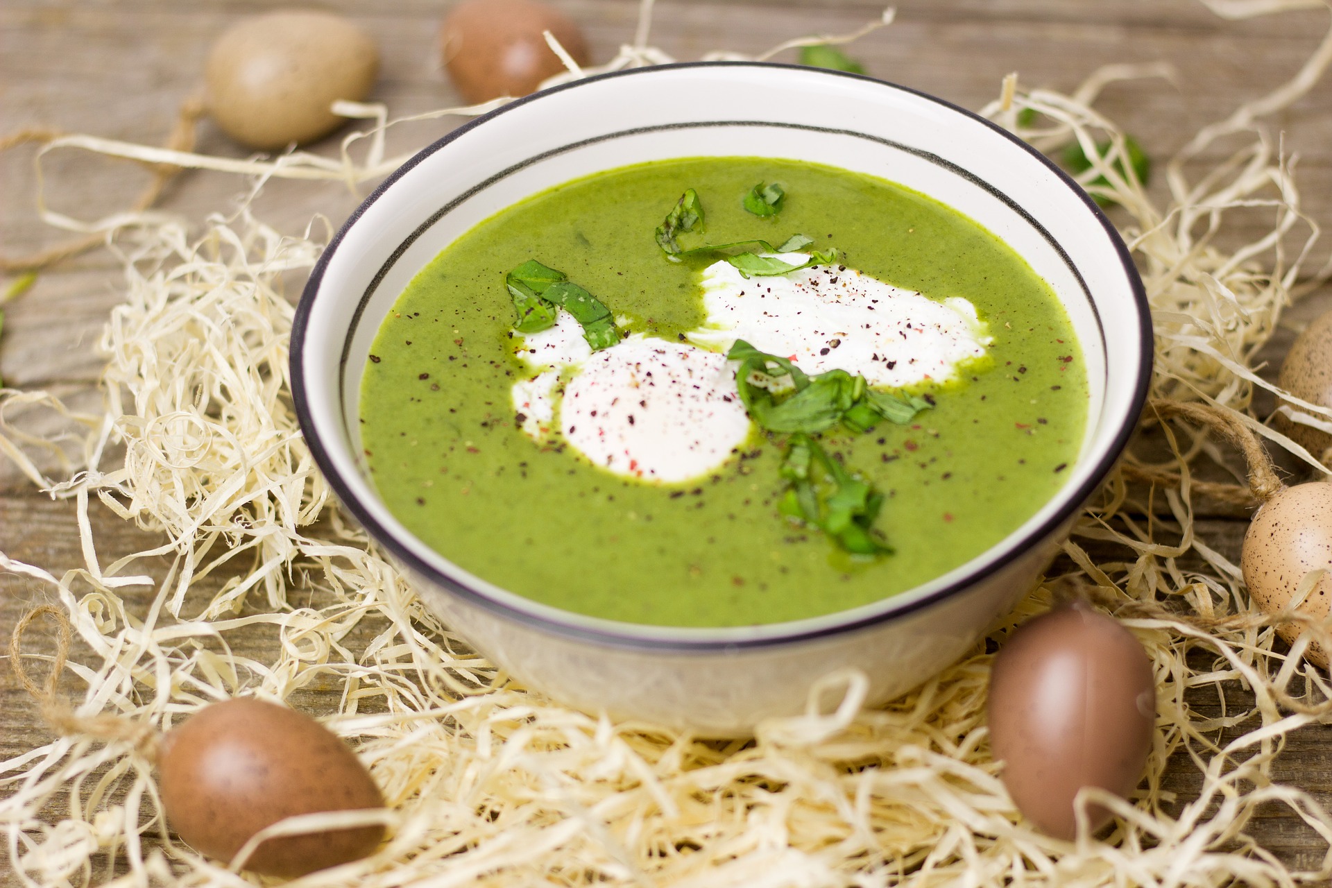 Kohlrabi-Mairübchen Suppe mit gebratenem Spargel