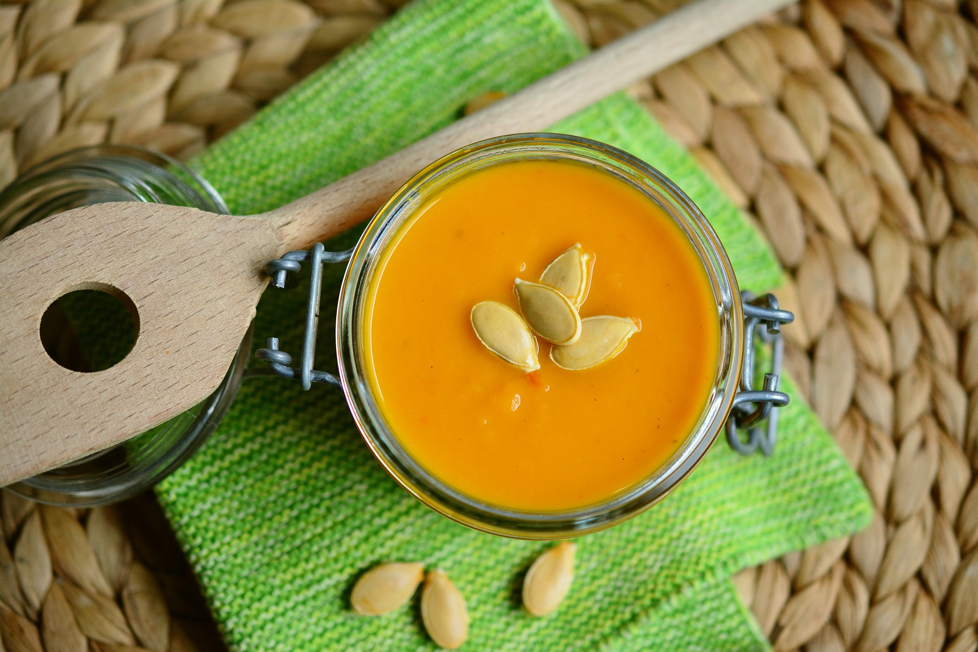 Butternut-Cremesuppe mit Apfel-Ingwer-Chutney