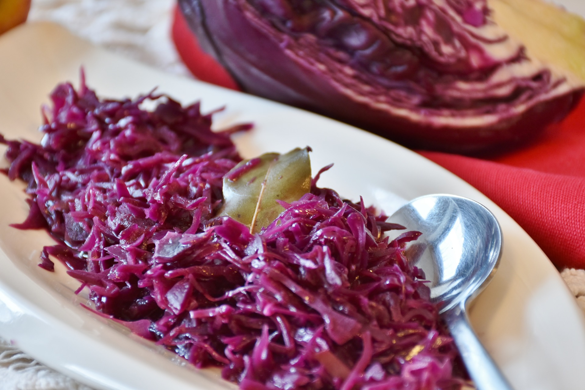 Gebackene Süßkartoffeln mit Rotkohl-Birnen-Salat