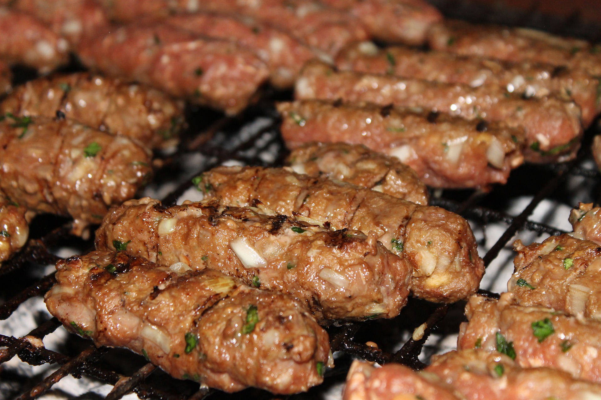 Türkische Hackröllchen mit Gurkenjoghurt und Salat