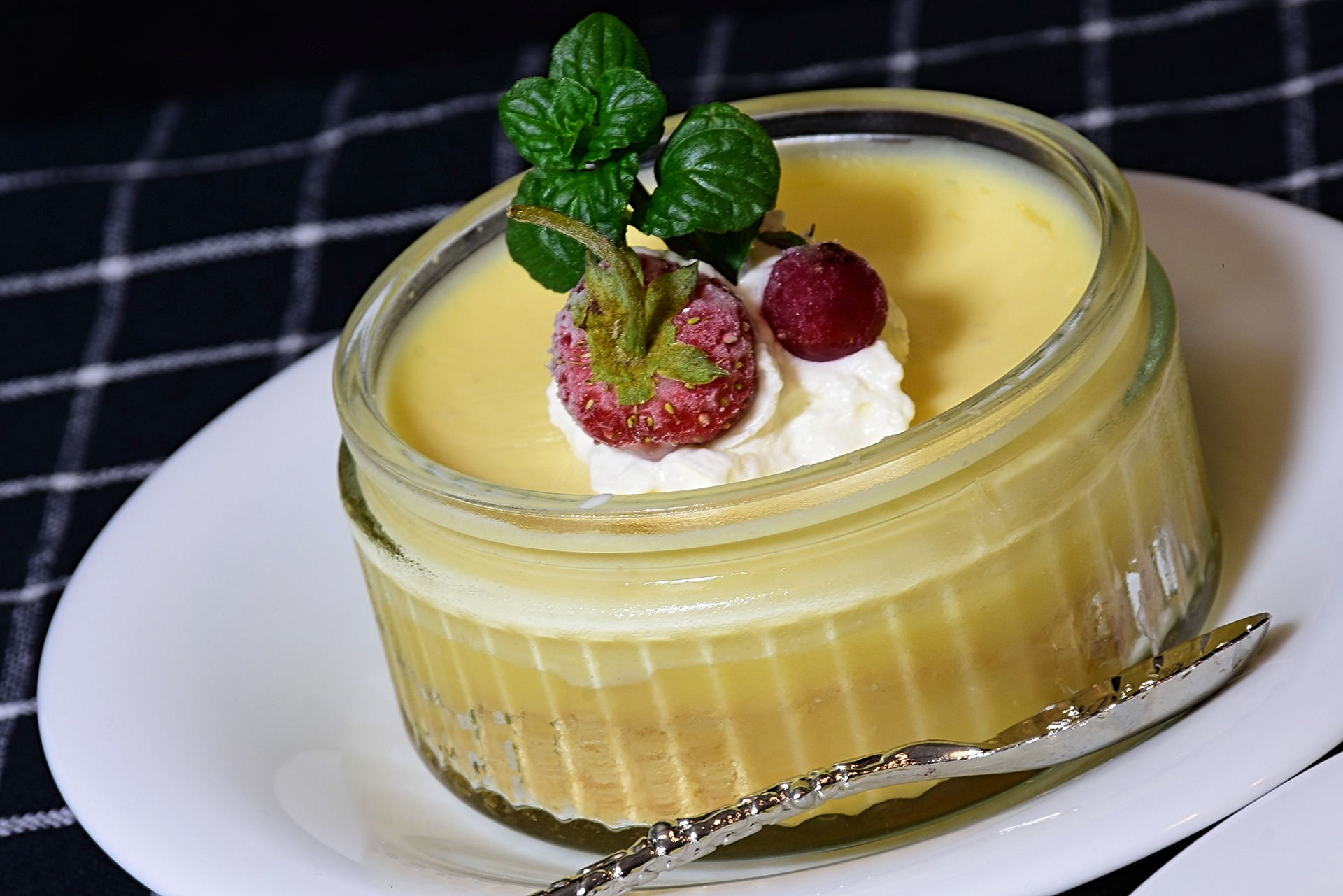 Quarkcreme – Dessert mit Eierlikör und Pfirsichen