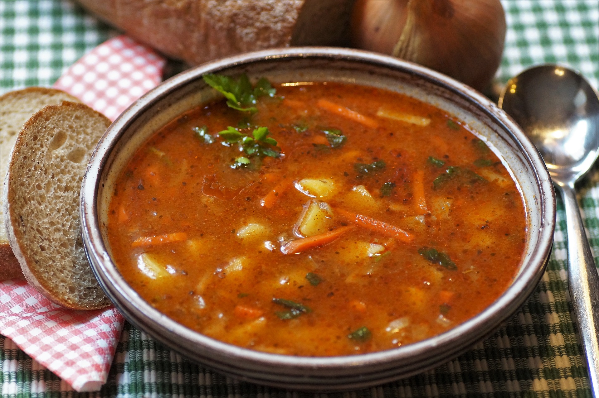 Feurige Gulaschsuppe - Lekker Schmekker