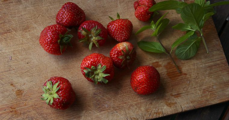 Grünes Spargeleis mit Erdbeeren