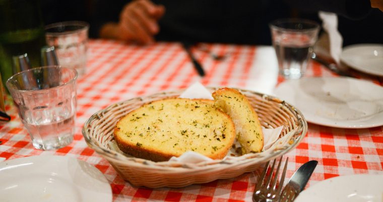 Selbstgebackenes Knoblauchbrot