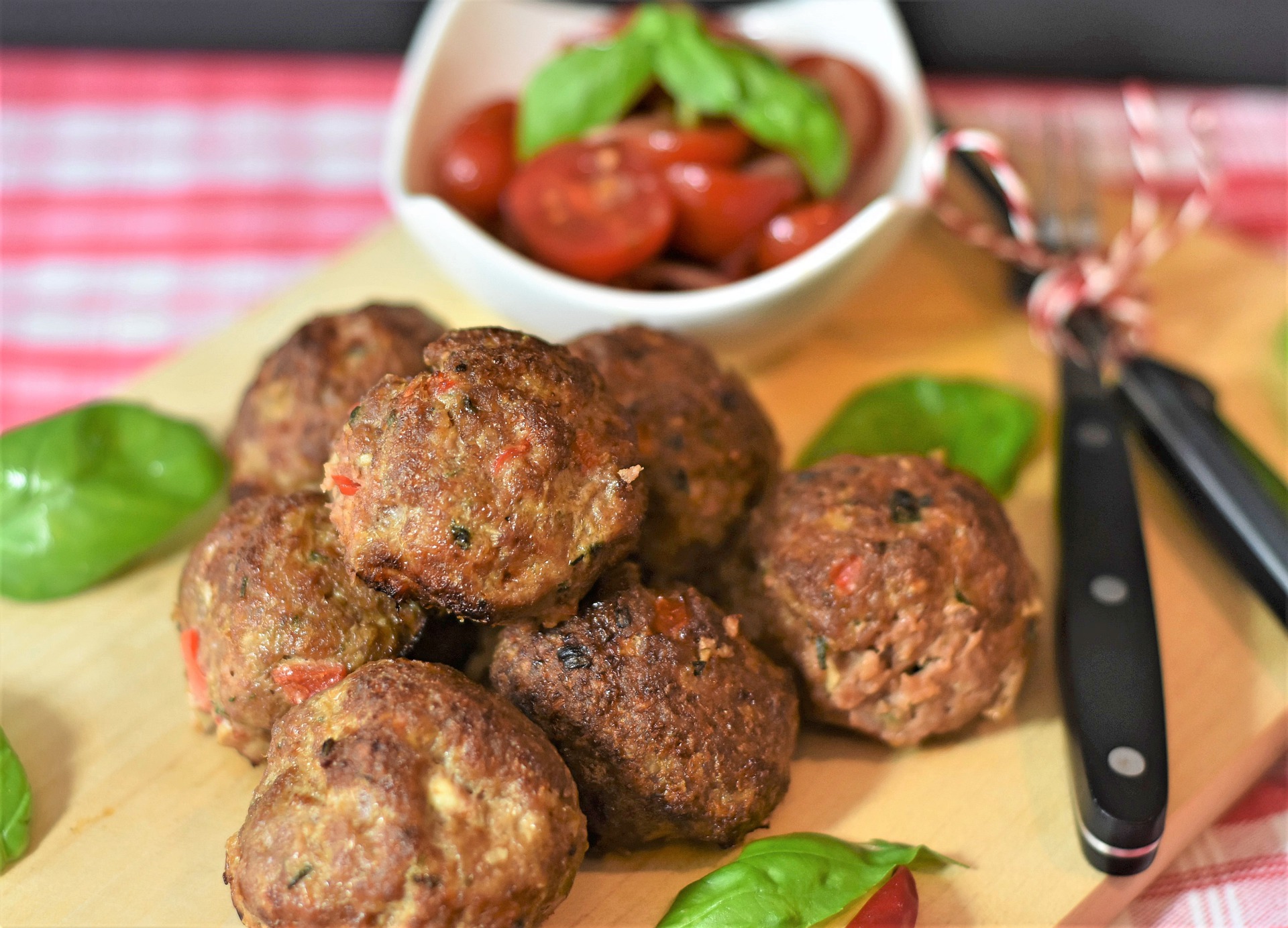 Erdnuss-Hackbällchen mit Gemüse in Currysauce