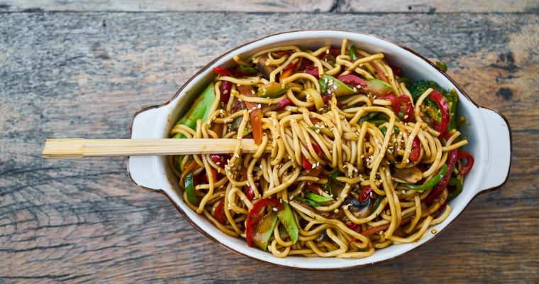 Chinesisch gebratene Nudeln mit Hühnchenfleisch, Ei und Gemüse