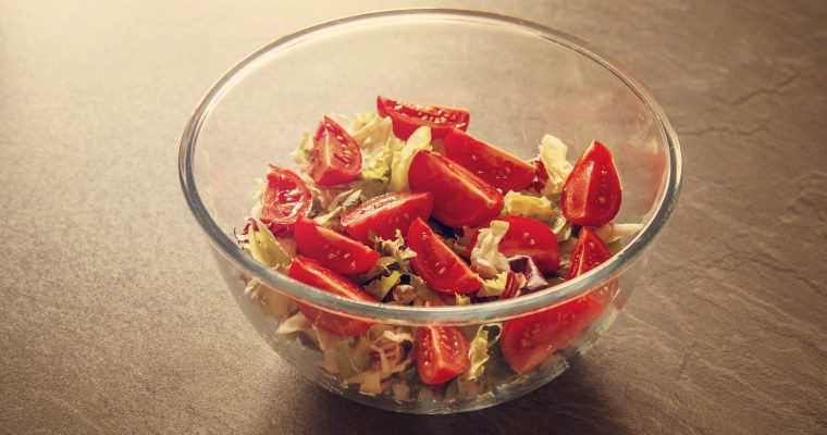 Brot-Tomaten-Salat mit Schafskäse