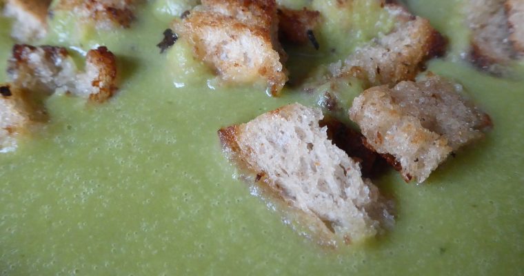 Bärlauch-Sahnesuppe mit Croutons