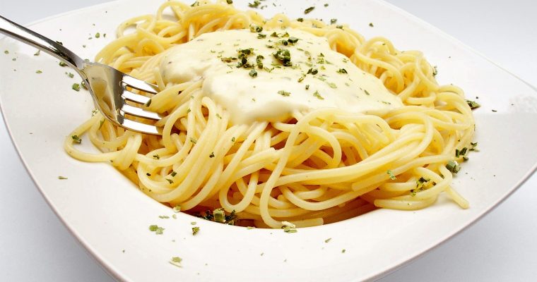 Spaghetti mit Knoblauch-Käsesauce