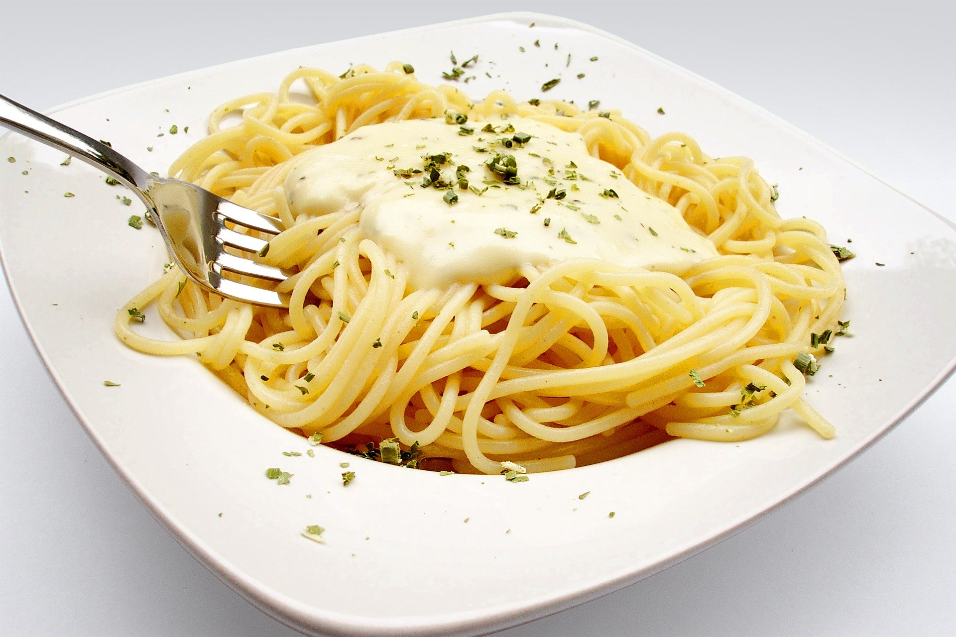 Spaghetti mit Knoblauch-Käsesauce